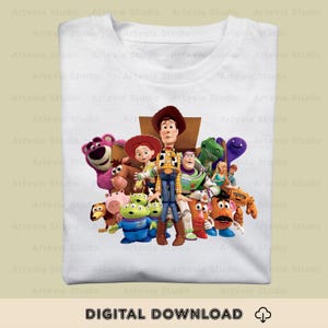 Puede incluir: Camiseta blanca con un gr&aacute;fico colorido de personajes de Toy Story, incluyendo a Woody y Buzz Lightyear. El dise&ntilde;o muestra un grupo de personajes animados. Las palabras "DIGITAL DOWNLOAD" est&aacute;n impresas en la parte inferior.