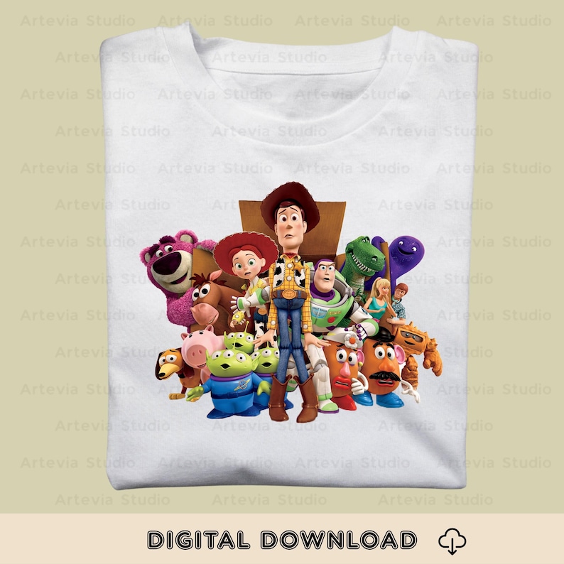Puede incluir: Camiseta blanca con un gr&aacute;fico colorido de personajes de Toy Story, incluyendo a Woody y Buzz Lightyear. El dise&ntilde;o muestra un grupo de personajes animados. Las palabras "DIGITAL DOWNLOAD" est&aacute;n impresas en la parte inferior.