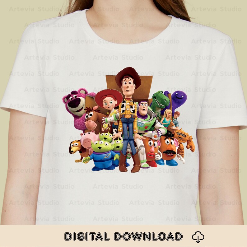 Puede incluir: Camiseta blanca con un gr&aacute;fico colorido de personajes de Toy Story, incluyendo a Woody y Buzz Lightyear. El dise&ntilde;o presenta un grupo de personajes animados. Las palabras "DIGITAL DOWNLOAD" est&aacute;n en la parte inferior.