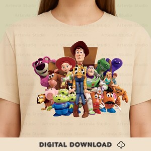 Puede incluir: Camiseta beige con un gr&aacute;fico colorido de personajes de Toy Story, incluyendo a Woody y Buzz Lightyear. La frase "DESCARGA DIGITAL" est&aacute; impresa en la parte inferior. La imagen es de Artevia Studio.