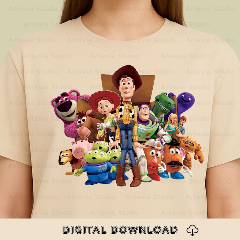 Puede incluir: Camiseta beige con un gr&aacute;fico colorido de personajes de Toy Story, incluyendo a Woody y Buzz Lightyear. La frase "DESCARGA DIGITAL" est&aacute; impresa en la parte inferior. La imagen es de Artevia Studio.