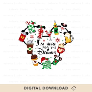 Könnte beinhalten: Ein digitales Design mit verschiedenen Cartoon-Getränken, darunter Kaffee, Cocktails und Bier, angeordnet in Herzform. Der Text "I'M HERE FOR THE DRINKS" befindet sich in der Mitte. Das Design enthält Mickey Mouse Ohren und festliche Akzente.