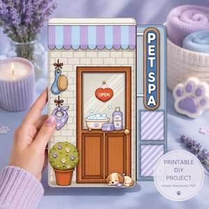 Pode incluir: Um cartão de projeto DIY retangular imprimível com uma ilustração da fachada de um spa para animais. O design inclui uma porta castanha, uma placa PET SPA, uma banheira com bolhas, champô, um cachorro a dormir e uma planta.