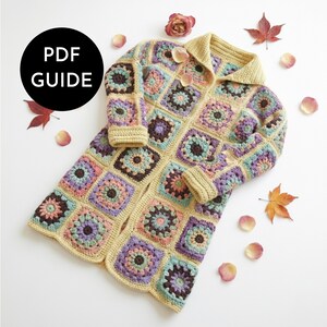 Könnte beinhalten: Ein langer, offener Häkelmantel im Patchwork-Design. Der Mantel hat eine cremefarbene Basis mit quadratischen Flicken in Lila, Türkis, Braun und Rosa. Der Kragen und die Manschetten sind einfarbig cremefarben. Der Text "PDF GUIDE" befindet sich in einem schwarzen Kreis.