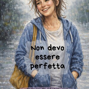 Può includere: Illustrazione di una persona sorridente sotto la pioggia, con una giacca blu con cappuccio e una borsa gialla. Il testo recita: "Non devo essere perfetta" e "Immagini da colorare per imparare a rallentare e accogliere gli imprevisti".