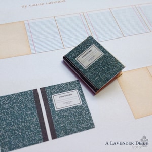 Op de afbeelding: Twee miniatuur schriftjes met groene omslagen en wit gespikkeld papier. De schriftjes hebben zwarte ruggen en het woord "COMPOSITION" staat in wit op de voorkant.
