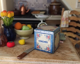 Boîte à chicorée française vieillie minable pour maison de poupée miniature