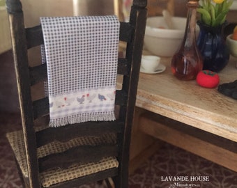 Serviette de cuisine avec franges pour maison de poupée Vichy bleu, poulet campagnard