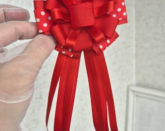 Bandrosettbrosch, röd satinblommig accessoar, prickig accent