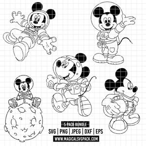 Puede incluir: Ilustraciones en blanco y negro de Mickey Mouse con trajes de astronauta. Se muestran cinco poses diferentes, incluida una sentada en una luna. También se incluye el texto "5 PACK BUNDLE" y una dirección web.