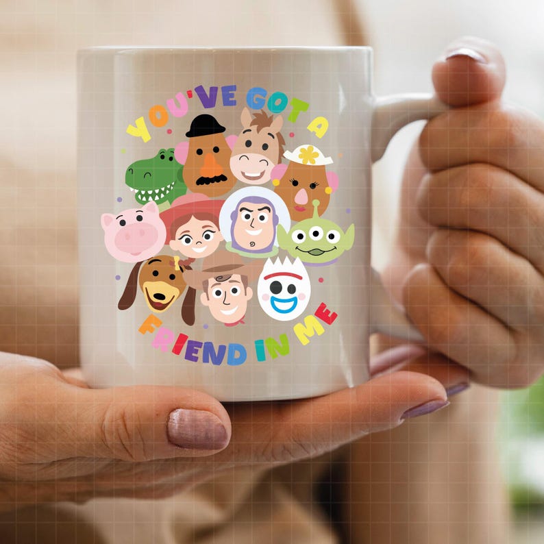 Może przedstawiać: Biały ceramiczny kubek z kolorową grafiką przedstawiającą r&oacute;żne animowane postacie z serii Toy Story ułożone w okrągły wz&oacute;r, z napisem "YOU'VE GOT A FRIEND IN ME" wydrukowanym wielokolorowymi literami wok&oacute;ł postaci.