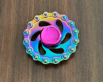 Rainbow Turbine Chain Fidget Spinner, Metal Bike Link Kinetic Desk Toy, Industrial Gear Gadget
