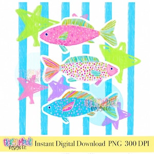 Puede incluir: Una ilustración digital que presenta tres peces estilizados en rosa, multicolor y azul, decorados con puntos y rayas. Los peces están rodeados por estrellas de mar de color verde lima, rosa y morado sobre un fondo de rayas verticales azul claro.