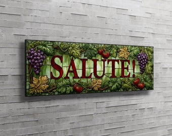 Op de afbeelding: Een rechthoekig wandbord in glas-in-loodstijl met het woord SALUTE! in grote rode letters. De achtergrond bestaat uit groene glaspanelen versierd met trossen paarse druiven, groene bladeren en rode tomaten.
