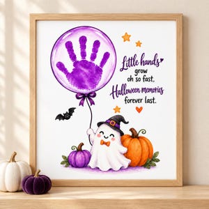 Puede incluir: Una lámina decorativa enmarcada con una huella de mano morada dentro de un globo, un fantasma blanco con sombrero de bruja y pajarita naranja, calabazas morada y naranja, un murciélago negro y el texto Little hands grow oh so fast, Halloween memories forever last.