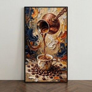 Op de afbeelding: Een olieverfschilderij met een koperen koffiepot die donkere vloeistof in een textuurrijke keramische kop schenkt. De scène is omringd door verspreide geroosterde koffiebonen tegen een achtergrond van dikke, impasto verfstreken in blauw, oranje en wit.