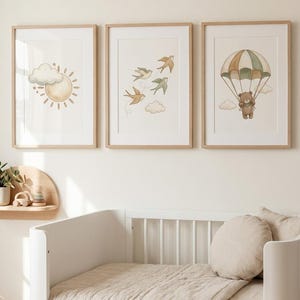 Nallebjörn, fallskärmstryck, svala fågel, väggkonst, boho solposter, salviagrön, neutral barnrumsdekor, himmel, babyrum, digital nedladdning
