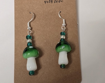 Pendientes de cristal verde con forma de hongo, hipoalergénicos.