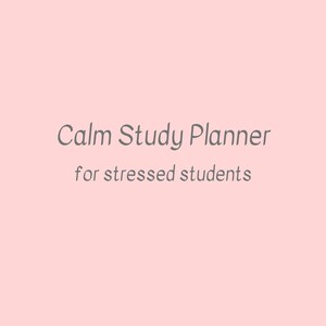 Puede incluir: Fondo rosa claro con el texto "Calm Study Planner" y "for stressed students" en una fuente gris suave. La imagen es un diseño simple y minimalista.