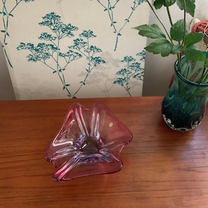 Cuenco de cristal de Murano: vidrio rosa, morado y transparente, mediados de siglo