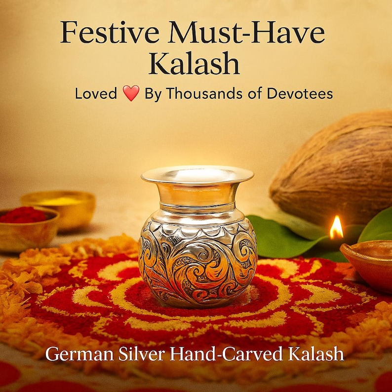 Peut inclure: Un kalash en m&eacute;tal argent&eacute; avec des motifs floraux sculpt&eacute;s &agrave; la main sur son corps arrondi. Le texte sur l'image indique : Festive Must-Have Kalash, Loved By Thousands of Devotees, et German Silver Hand-Carved Kalash.