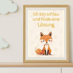 Puede incluir: Un estampado enmarcado con un zorro de dibujos animados con pelaje naranja, pecho blanco y mejillas rosadas. El texto en alemán "Ich bin schlau und finde eine Lösung" está en letras doradas. El marco es de color marrón claro.