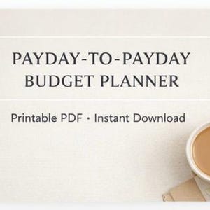 Könnte beinhalten: Beiger Hintergrund mit dem Text "PAYDAY-TO-PAYDAY BUDGET PLANNER" in Schwarz. Darunter steht "Printable PDF • Instant Download". Eine weiße Tasse mit Kaffee befindet sich unten rechts.