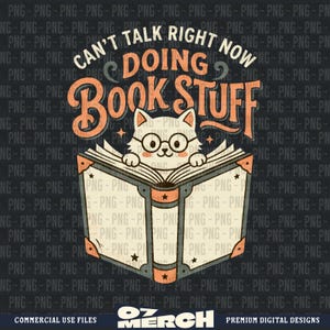Puede incluir: Diseño digital con un gato de dibujos animados con gafas, mirando por encima de un libro abierto. El texto dice "Can't Talk Right Now Doing Book Stuff" en naranja y blanco. El diseño está sobre un fondo negro.