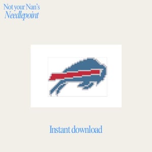 Op de afbeelding: Een gepixeld beeld van het Buffalo Bills-logo, met een blauwe buffel met een rode streep, op een witte achtergrond. De tekst "Not your Nan's Needlepoint" en "Instant download" zijn ook aanwezig.
