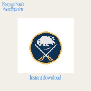 Könnte beinhalten: Ein kreisförmiges Emblem mit einem weißen Büffel über gekreuzten Schwertern auf marineblauem Hintergrund, goldfarben umrandet. Der Text "Not your Nan's Needlepoint" und "Instant download" sind hellblau.