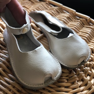 Schattige witte lederen babyschoenen van Gertrude&#39;s