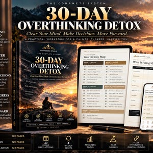 Puede incluir: Un conjunto de cuadernos de trabajo 30-Day Overthinking Detox que incluye un libro impreso, una tableta con un mapa de 30 días, una hoja de trabajo titulada What Is Filling My Mind, un teléfono inteligente y una taza negra con texto.
