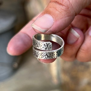 Anel com escrita à mão, anel com escrita texturizada, mensagem escrita à mão dentro, anel com mensagem secreta, anel com prata esterlina, personalizado