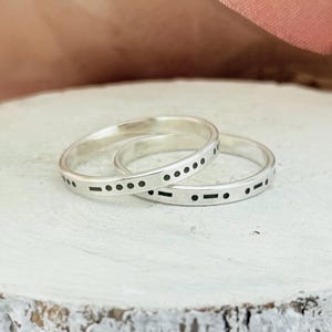 Anillo de plata de ley Morse Code Sisters: banda apilable con mensaje secreto