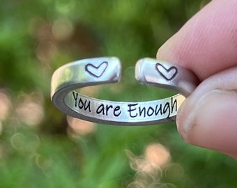 Anillo "Eres suficiente", joyería inspiradora ajustable y apilable, grabado profundo, mensaje en el interior, anillo tipo brazalete abierto, anillo personalizable.