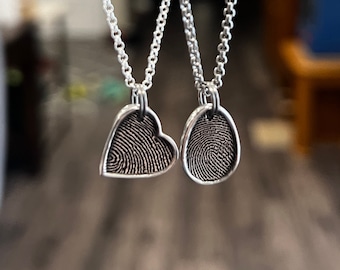 Set van 2 bijpassende bedeltjes met vingerafdrukken voor stellen, diep gegraveerde, tastbare massief zilveren vingerafdrukketting, handgemaakt in een thuisatelier in de VS.