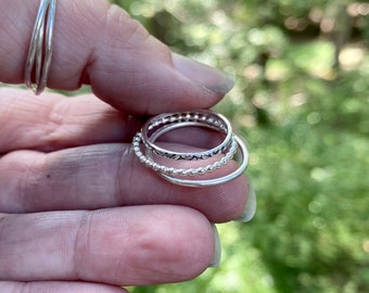 Conjunto de anillos apilables de plata de ley: Anillos con cuentas, lisos y texturizados, joyería apilable, regalo de estilo bohemio, anillos apilables hechos a mano.
