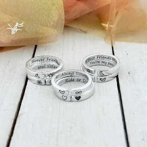 K&ouml;nnte beinhalten: Drei silberne Ringe mit gravierten Botschaften f&uuml;r Freundinnen und Schwestern. Die Ringe sagen "Forever Friends soul sister", "Best Friends For You're my person" und "Always Sisters Ride or Die".
