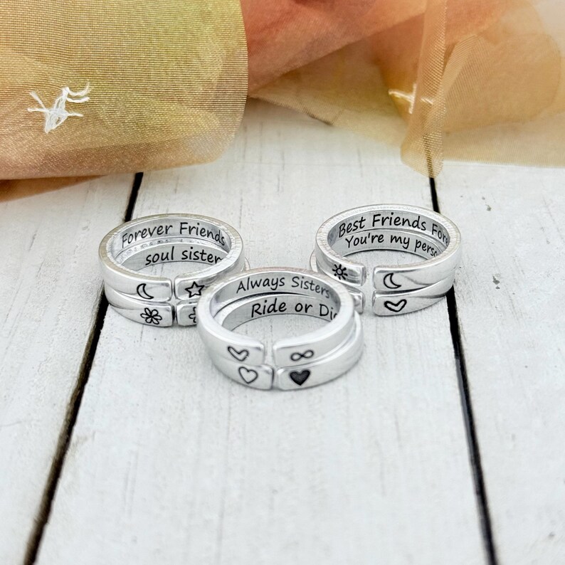 K&ouml;nnte beinhalten: Drei silberne Ringe mit gravierten Botschaften f&uuml;r Freundinnen und Schwestern. Die Ringe sagen "Forever Friends soul sister", "Best Friends For You're my person" und "Always Sisters Ride or Die".