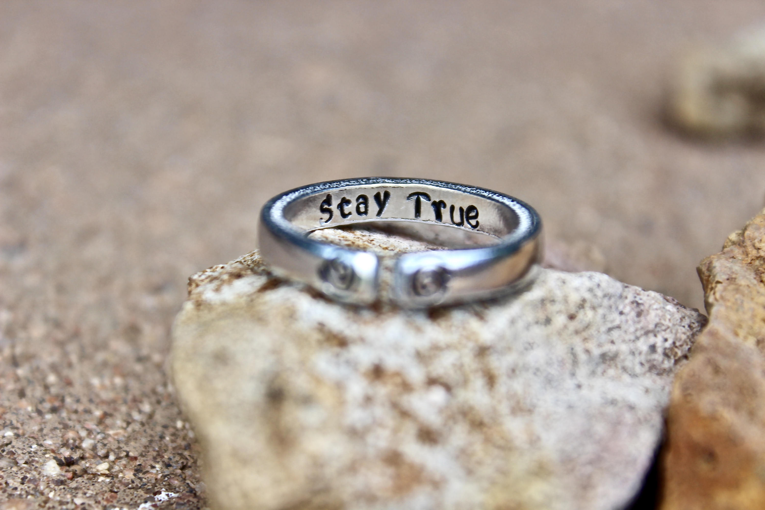 Take ring. рука держит кулон. The promise ring группа. фото на тему развода. обручальное кольцо на пальце.