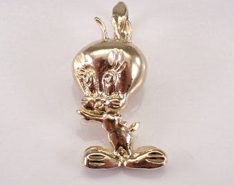 Può includere: Un ciondolo con ciondolo Tweety Bird color oro. Il ciondolo è dettagliato con un design 3D del viso e del corpo di Tweety Bird.
