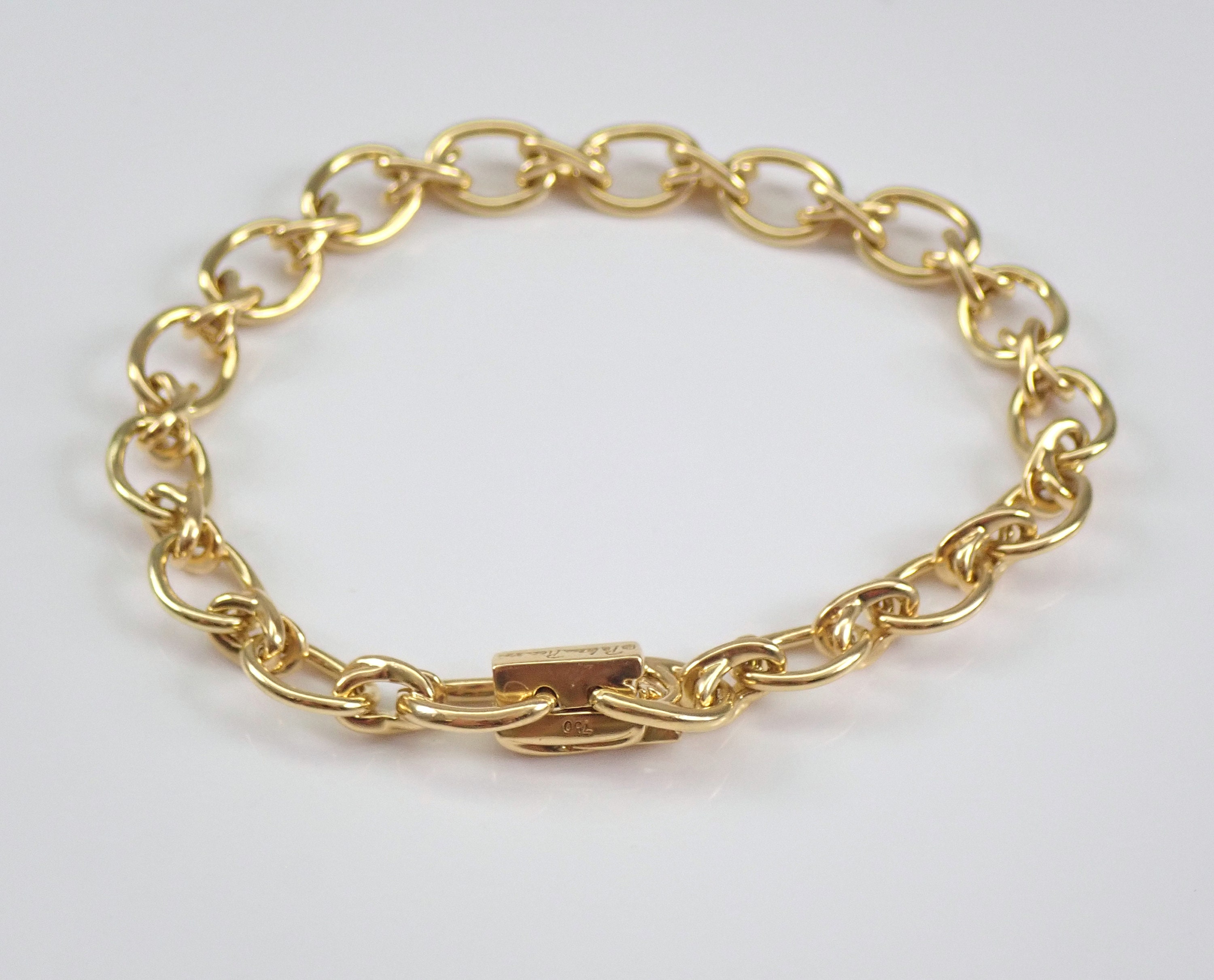 A 9 CARAT GOLD CHARM BRACELET HUNG EIGHT VARIOUS CHARMS. Jewellery &  Gemstones - Bracelets - Auctionet
