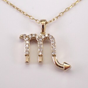 Collar de oro amarillo con diamantes del signo de Escorpio - Colgante y cadena con dije de estación astrológica del zodíaco - Regalo único y delicado