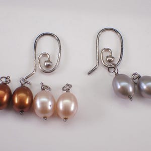 Vintage örhängen i sterlingsilver med berlocker, flerfärgade pärldroppar, unika smycken för vardagsbruk