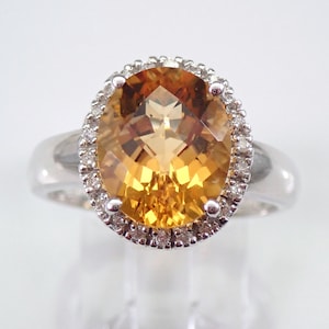 Ring aus 14-karätigem Weißgold mit Citrin und Diamanten, Verlobungsfassung mit Edelstein-Halo