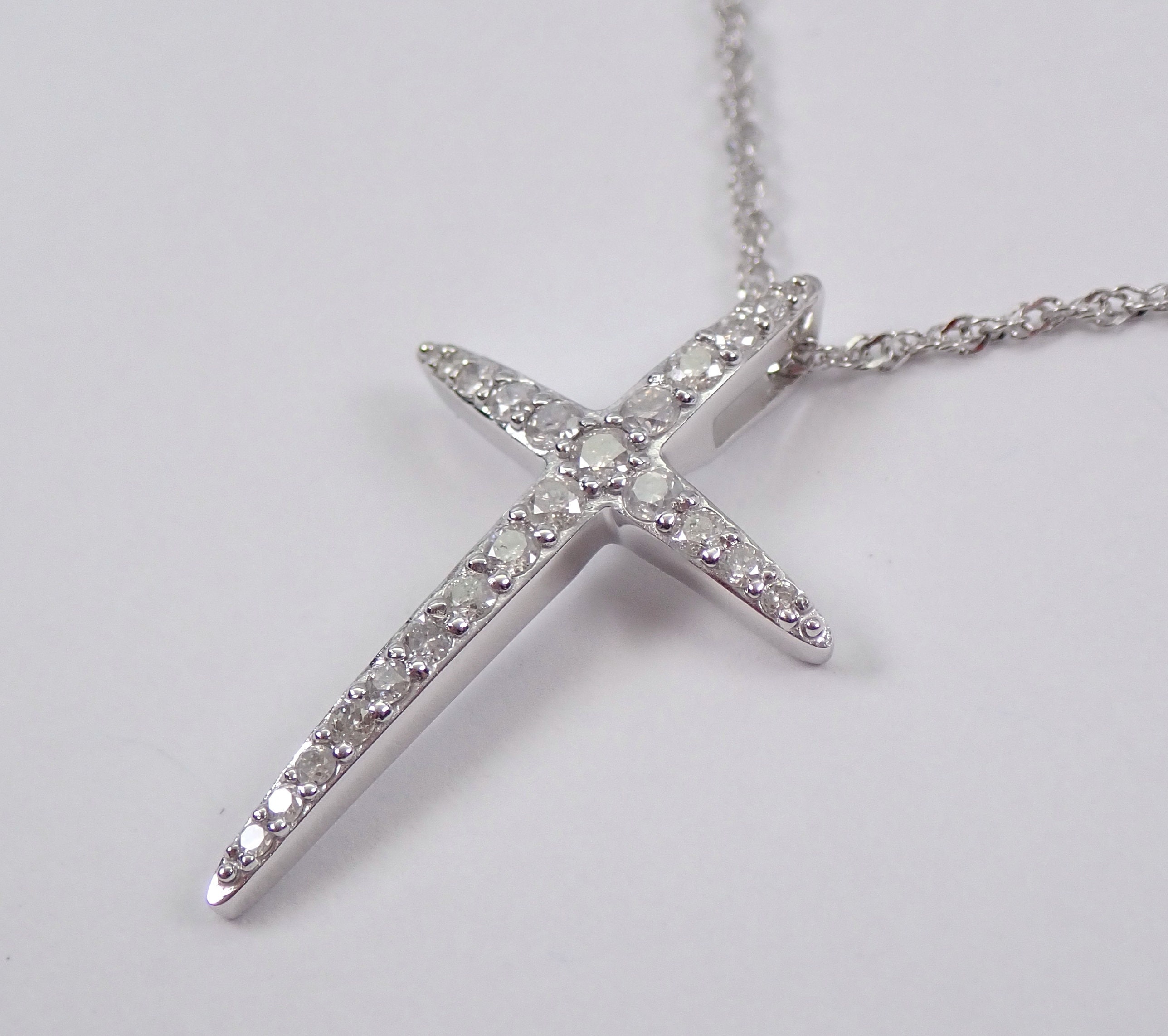white gold cross necklace        <h3 class=