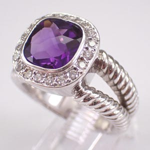 Anillo de oro blanco de 14 quilates con amatista y diamantes: engaste trenzado de varias filas con halo de piedras preciosas.