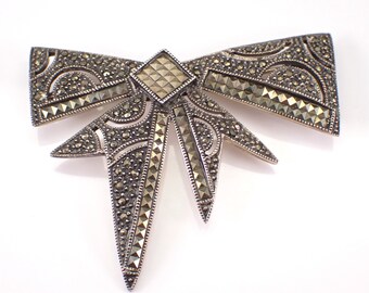 * vintage brooch ୨୧ *✵ ヴィンテージ ブローチ (i) DAISY＂SILVER BROOCH. ヴィンテージブローチ