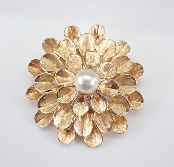 Vintage 14K Yellow Gold Pearl Brooch - - Unique Scalloped Flower Pin - Chunky Snowflake Jewelry Gift