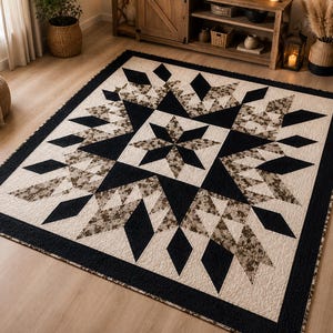 Puede incluir: Una colcha cuadrada con un patr&oacute;n de estrella central rodeado de formas geom&eacute;tricas. El dise&ntilde;o incorpora tela negra s&oacute;lida, tela de color crema y una tela con patr&oacute;n moteado en tonos marr&oacute;n y bronceado, dispuestas en un dise&ntilde;o de estrella sim&eacute;trico.